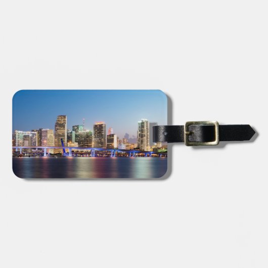 薄暗がりの都心のマイアミの照らされたスカイライン ラゲッジタグ (正面横)