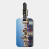 薄暗がりの都心のマイアミの照らされたスカイライン ラゲッジタグ (正面縦)