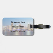 薄暗がりの都心のマイアミの照らされたスカイライン ラゲッジタグ (裏面横)