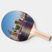 薄暗がりの都心のマイアミの照らされたスカイライン 卓球ラケット (横)