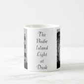 薄暗がりのBodieの島ライト コーヒーマグカップ (中央)