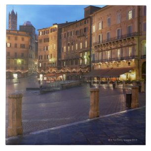 薄暗がりのPiazza Delカンポ、シエナ タイル