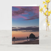 薄暗がりへの三角波のロックの日没 カード (黄色い花)