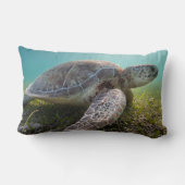 薄暗がり| Akumal湾の緑のウミガメ ランバークッション (裏面)