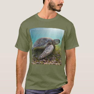 薄暗がり  Akumal湾の緑のウミガメ Tシャツ