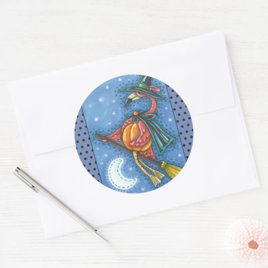 薄桃色のフラミンゴ飛んでいるの魔女で月の上の箒 ラウンドシール (封筒)