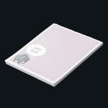 薄紫とグレーエレファントキッズ ノートパッド<br><div class="desc">薄紫紫の背景に白い音声バシンプルブルスマイルを持つ、かわいい灰色の象。名前の文字をカスタマイズして、ひな形のメモフレンドリー帳を切り取る子供にする。</div>