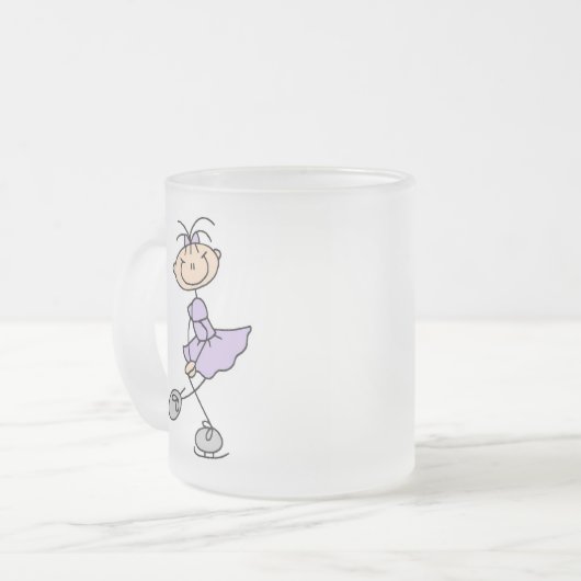 薄紫のアイススケートの女の子のマグ フロストグラスマグカップ (正面左)