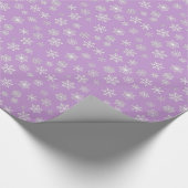 薄紫の背景の白い3D雪片 ラッピングペーパー (角)