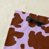 薄紫モダン紫と茶色の牛の皮膚プリント ビーチタオル (インサイチュ)