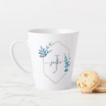 薄紫水色ユーカリ枠モノグラム カフェラテマグ<br><div class="desc">美しい水色のフローラリースソフトパステルカラーのモノグラムデザイン。</div>
