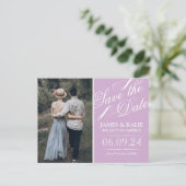 薄紫紫のヴィンテージスクリプト写真の保存日付 案内ポストカード (スタンド正面)