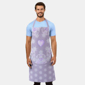 薄紫色のスノーフレークとキラキラしたハート エプロン (着用した状態)