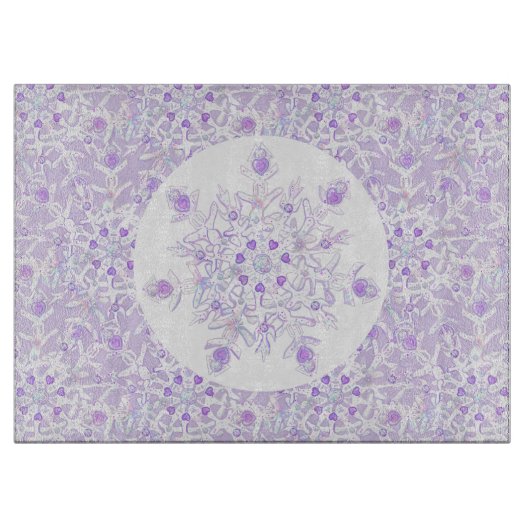 薄紫色のスノーフレークとキラキラしたハート カッティングボード (正面)