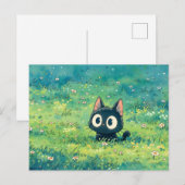 薄緑の牧草地で目を見開く黒猫 ポストカード (正面/裏面)