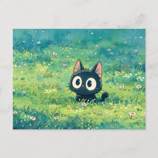 薄緑の牧草地で目を見開く黒猫 ポストカード (正面)