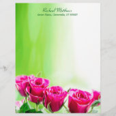 薄緑の背景の赤紫のピンクのバラ レターヘッド (正面)