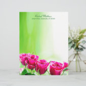 薄緑の背景の赤紫のピンクのバラ レターヘッド (スタンド正面)