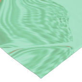 薄緑の色調の波状生地、コーラルリップル ショートテーブルランナー (コーナー)