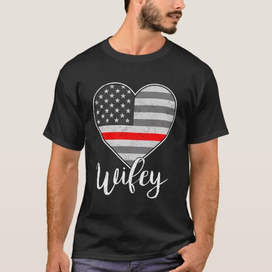 薄赤線アメリカ国旗の消防士Wifey消防士Wi Tシャツ (正面)