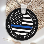 薄青ライン旗法執行警察官 キーホルダー<br><div class="desc">サービス名誉の勇気の完全性。警察と法執行用の薄いブルーラインキーチェーン。この警察のキーチェーンは、新卒者の警察官への警察学校の卒業式の贈り物、警察の退職の贈り物、警察の部門のギフト、クリスマスの警察のストッキングのスタッフに最適である。COPYRIGHT © 2020 Judy Burrows,  Black Dog Art - All Rights Reserved.薄いブルーライン旗法執行警察キーチェーン</div>