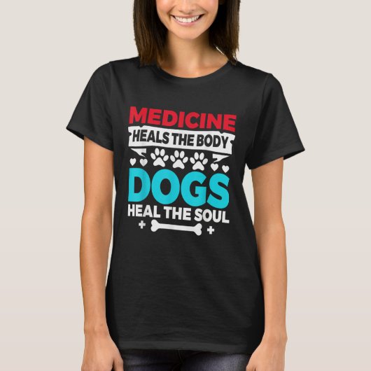 薬は体を癒し、犬は魂を癒す 看護師 獣医 贈り物 Tシャツ (正面)
