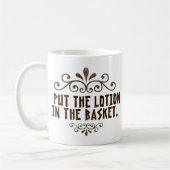 薬をかごの中に入れた コーヒーマグカップ (左)