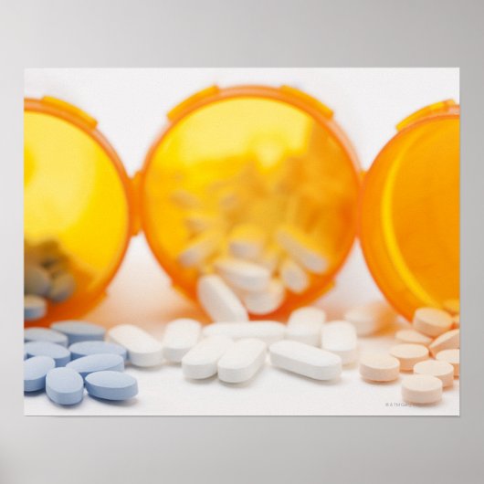 薬を使用した医学のボトルのスタジオショット ポスター (正面)