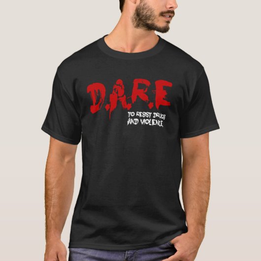 薬剤および暴力に抵抗することを敢えてして下さい Tシャツ (正面)