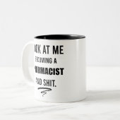 薬剤師おもしろい卒業パーティギフトTシャツ ツートーンマグカップ (正面左)