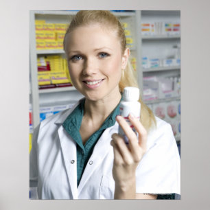 薬剤師がピルボトルを持って微笑みながら ポスター