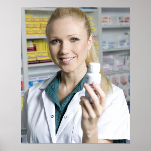 薬剤師がピルボトルを持って微笑みながら ポスター (正面)