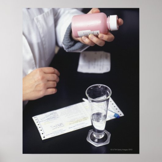 薬剤師が医学ボトルを持って接写し ポスター (正面)