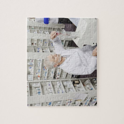 薬剤師が薬を計数機に注ぎ込む ジグソーパズル (縦)