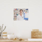 薬剤店で処方箋を持つ薬剤師 ポスター (キッチン)