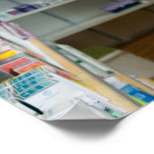 薬局で薬を見ている若い女性 ポスター (角)