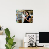 薬局で薬を見ている若い女性 ポスター (ホームオフィス)