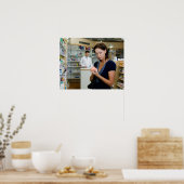 薬局で薬を見ている若い女性 ポスター (キッチン)