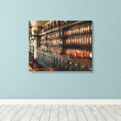 薬局 – 非常に多くの引き出しとボトル キャンバスプリント (インサイチュ (ウッドフロア))