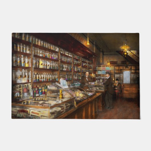 薬局 – 1913年の薬局の訪問 ドアマット (正面)