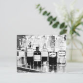 薬物を含む薬用ボトルの表示 ポストカード (スタンド正面)