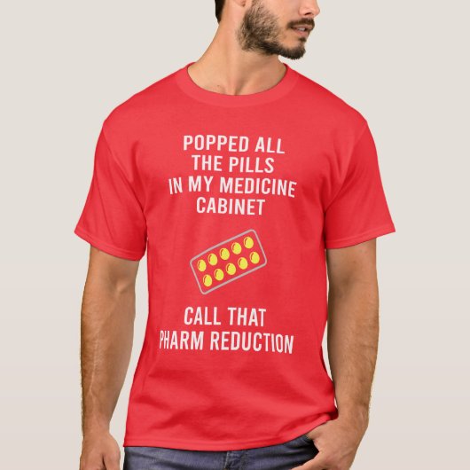 薬箱の薬を全部飲んじゃった面白いデザイン Tシャツ (正面)