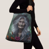 薬草を集める古い魔女 クロスボディバッグ (クローズアップ)