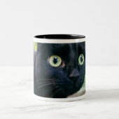 薮の下に隠れている警告された猫 ツートーンマグカップ (中央)