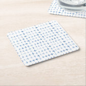 藍色の水色が絞り模様を横切る スクエアペーパーコースター (アングル)