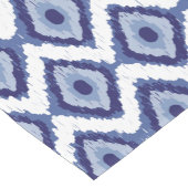 藍色の種族のイカットのダイヤモンドの白シェブロン ショートテーブルランナー (コーナー)