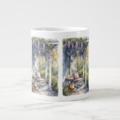 藤と蝶の居心地の良いポーチ ジャンボコーヒーマグカップ (正面)