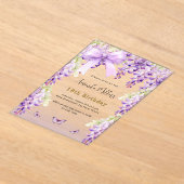 藤の紫の花模様蝶の蝶の誕生日 アクリル招待状 (レイダウン)