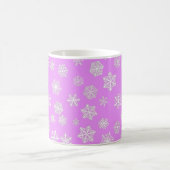 蘭の背景に白い雪の結晶 コーヒーマグカップ (中央)