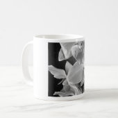 蘭の花が灰色で咲き乱れる コーヒーマグカップ (正面左)